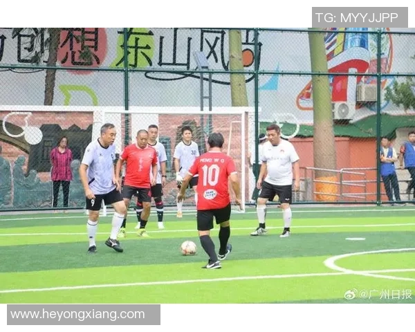 足球巨星街头挑战展现惊人球技引发热潮 足球巨星街头挑战展现惊人球技引发热潮